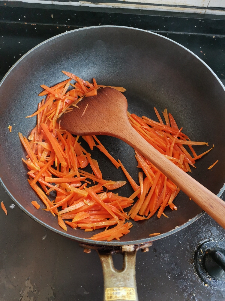 简易干煸杏鲍菇伴胡萝卜青椒（减油减盐）的做法 步骤3
