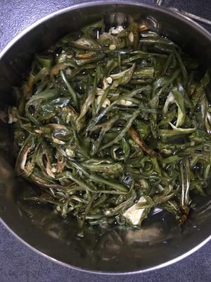 职场妈妈下班后的快手菜2-干辣椒炒香肠（给娃爸的下酒菜）的做法 步骤1