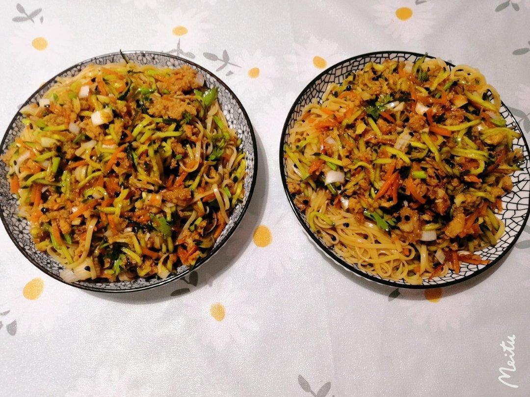 十分钟做好一盘开胃凉拌面～太好吃啦