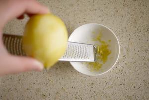 柠檬茴香百里香盐烤鱼--NB-H3200烤箱的做法 步骤2