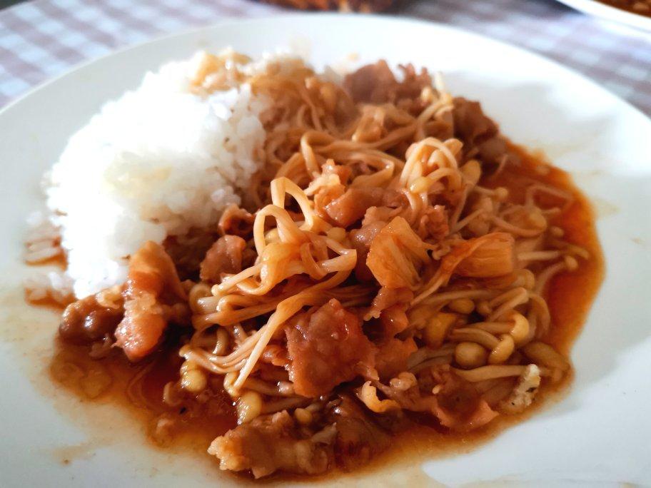 肥牛金针菇盖饭