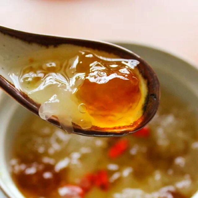 桃胶皂角米炖银耳的做法