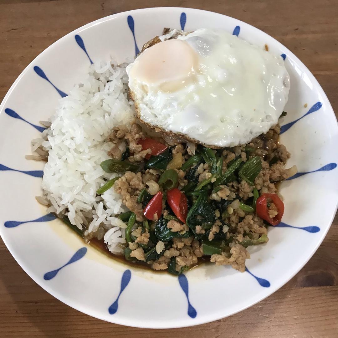 【美味的广场】好吃到刮碗底的泰式菠菜炒猪肉盖饭BY白种元 태국시 시금치고기 텊밤