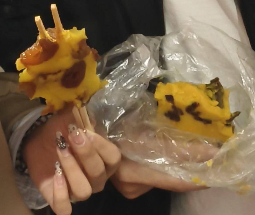 俊浩吃过的切糕两个～