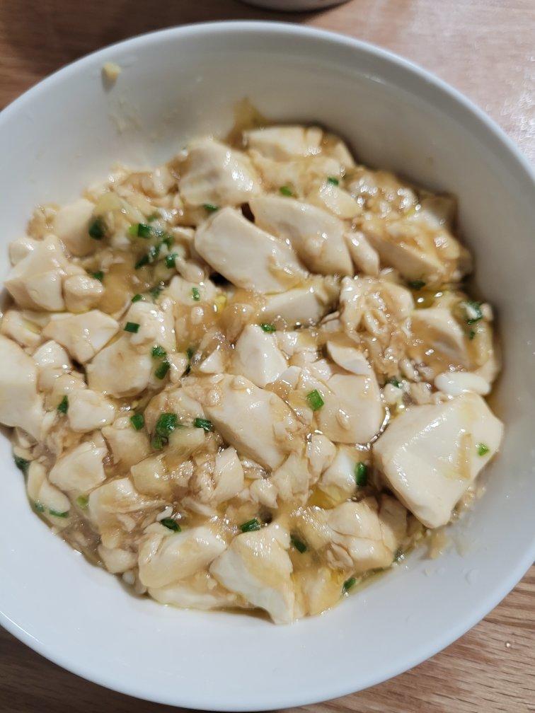 不放肉也超下饭的葱焖豆腐