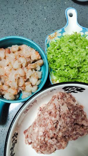 猪肉芹菜虾仁水饺的做法 步骤1