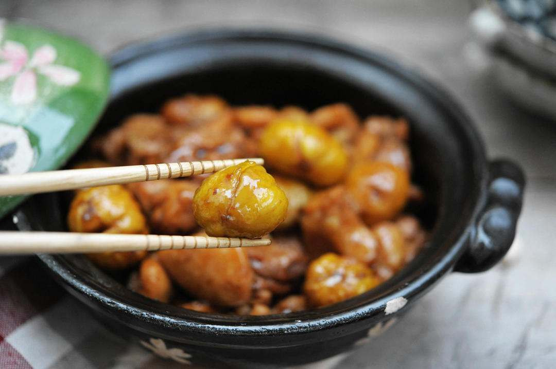 鲜甜软糯的板栗烧鸡，不输饭店～