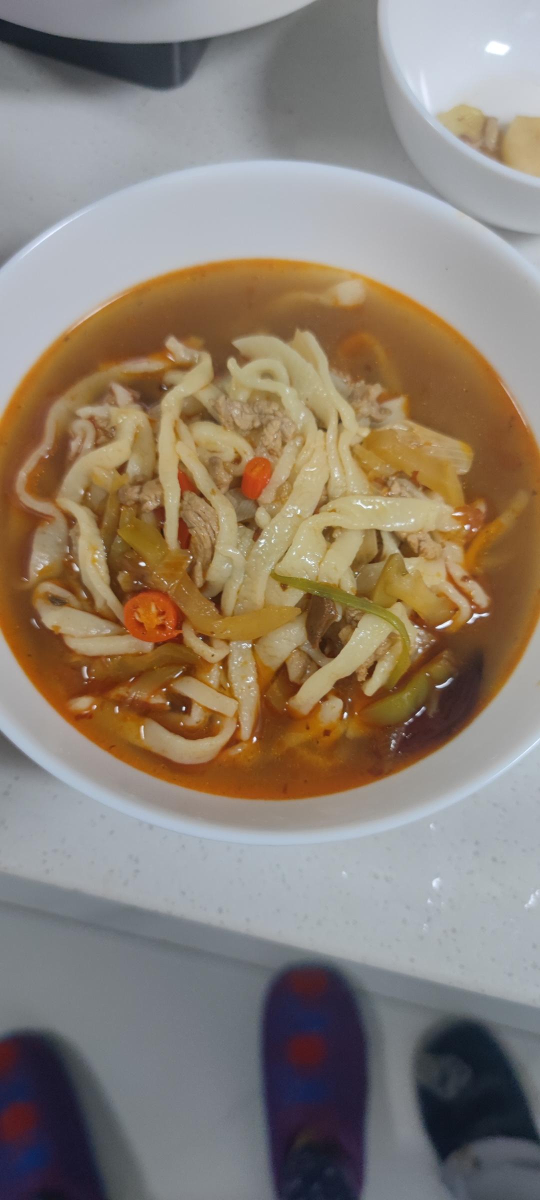 教你在家也可以做的榨菜肉丝面，香辣开胃，面条好吃到连汤都不剩