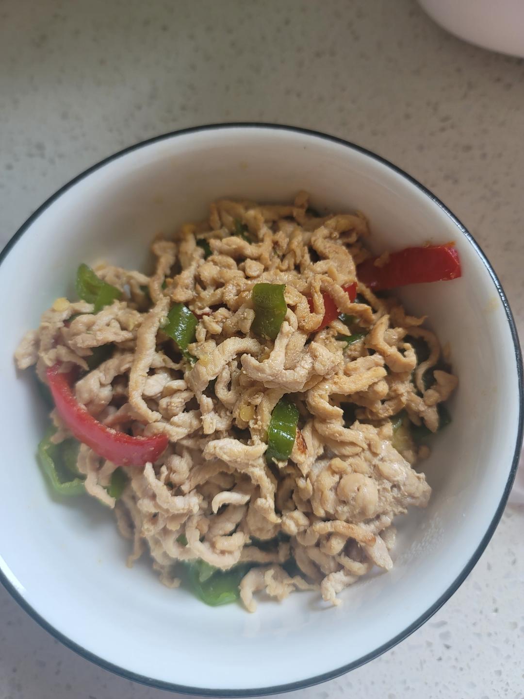 青椒肉丝，这样炒太好吃了。