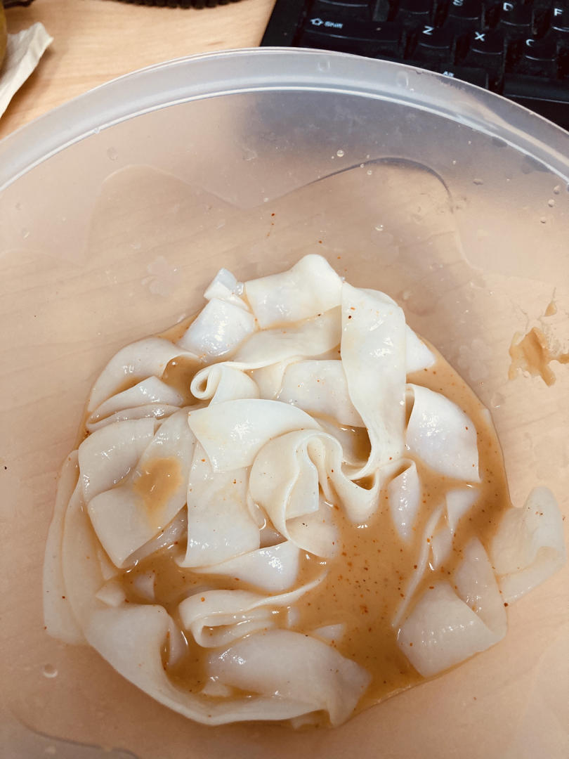简单快速的美味减肥餐—花生酱茄泥拌魔芋拉皮，卡路里也就脱脂花生酱的那点儿热量。