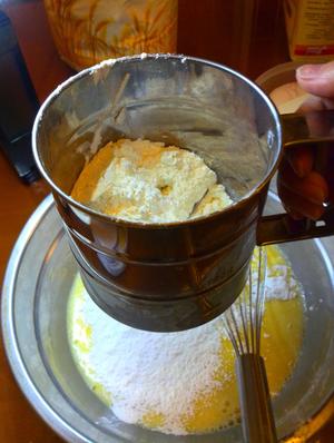 练奶椰香蛋糕卷的做法 步骤5