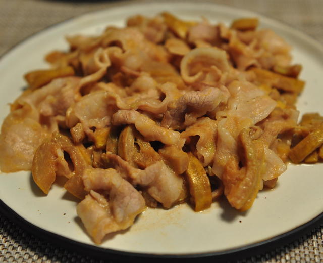 味增西葫芦炒肉片 ズッキーニと豚肉の味噌炒め的做法