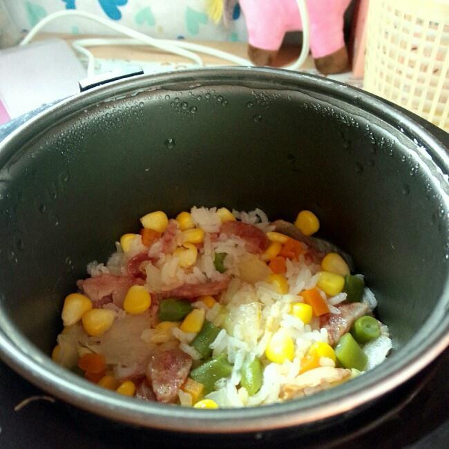 香肠玉米四季豆焖饭的做法