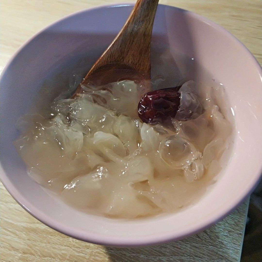 冰糖银耳红枣汤