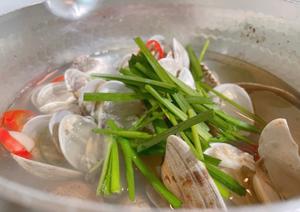 바지락조개국韩式蛤蜊汤花甲海鲜汤的做法 步骤5