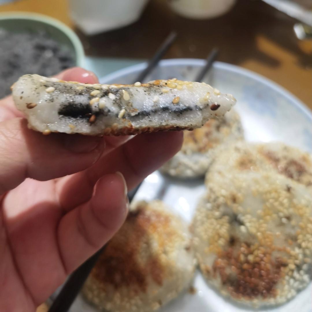 香甜软糯黑芝麻红糖糯米饼～零难度巨好吃