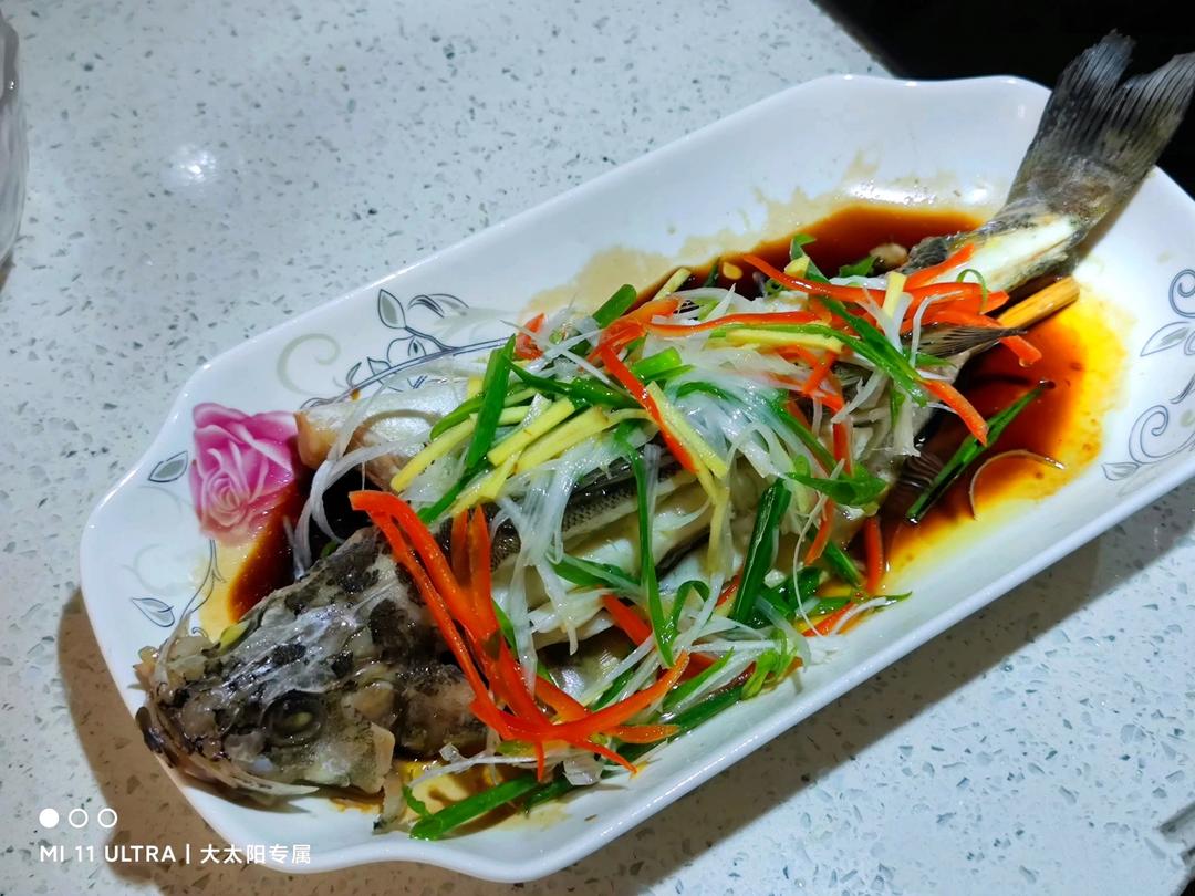 厨师长教你：“清蒸鲈鱼”，鲜嫩美味，内附蒸鱼酱油专业调制方法