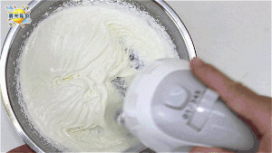 波士顿派，从蛋黄的乳化到蛋白的干性发泡，烤出顺滑、松软的蛋糕的做法 步骤3