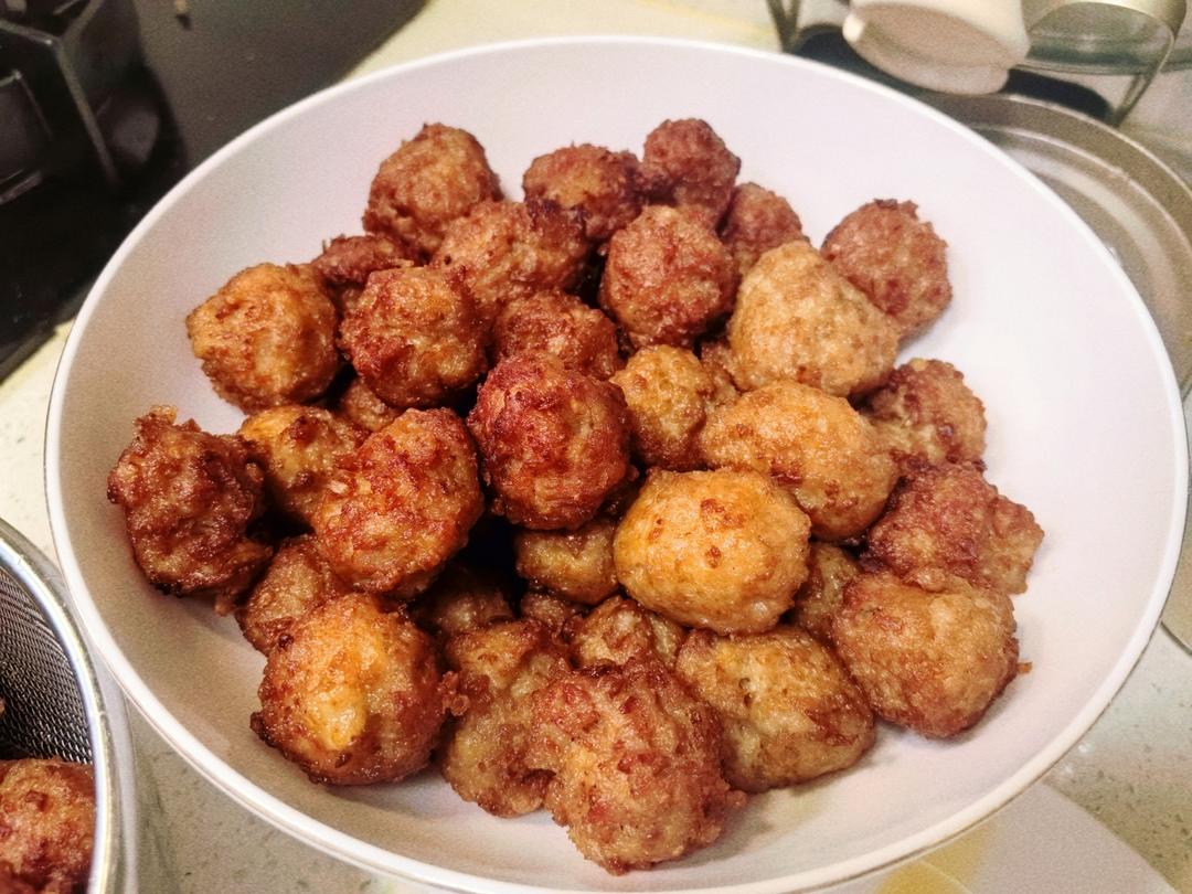 油炸狮子头 肉丸子的做法