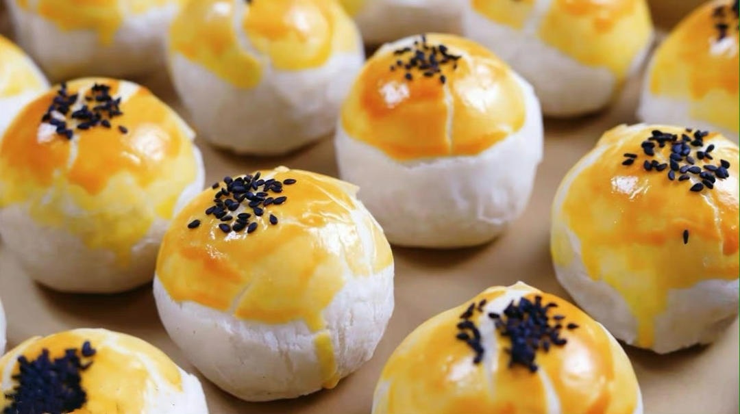 酥到掉渣的美味蛋黄酥