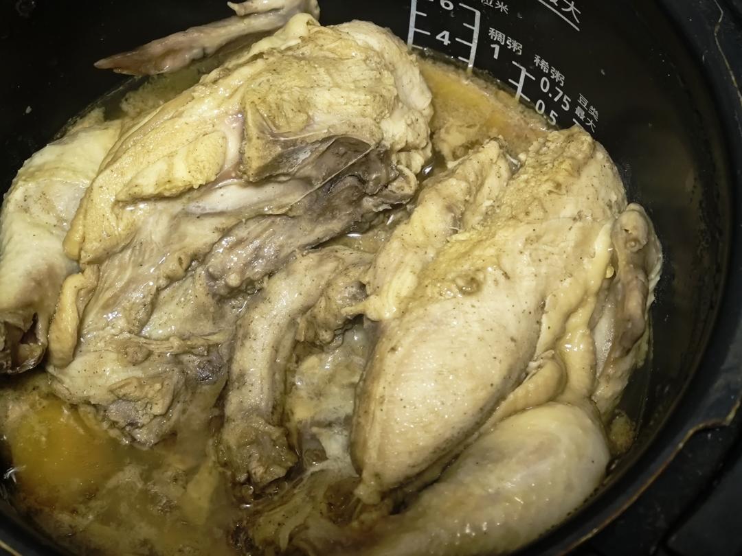 盐焗鸡用电饭锅做，103℃，物理锁水，皮滑肉嫩爆汁！