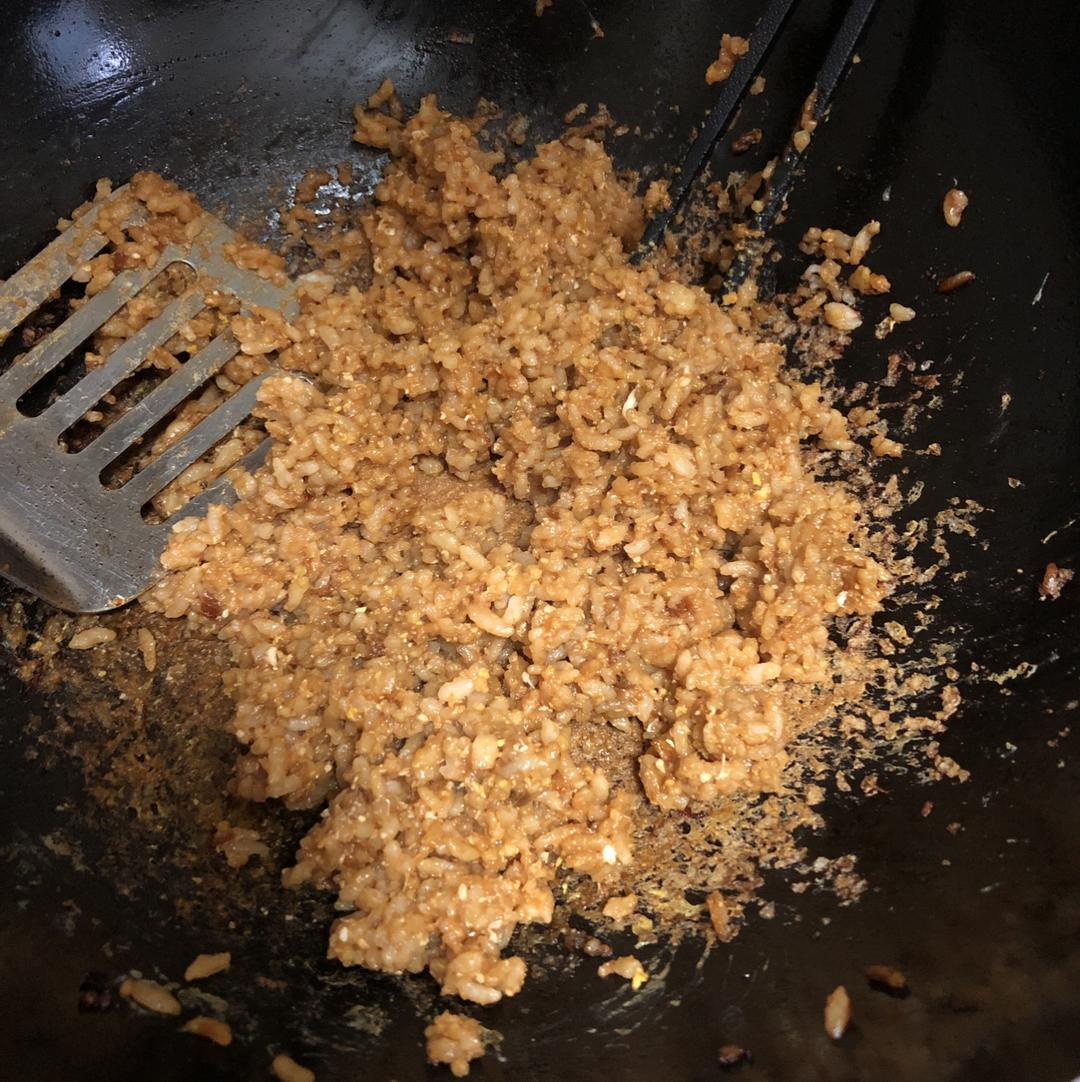 据说是 正宗酱油炒饭