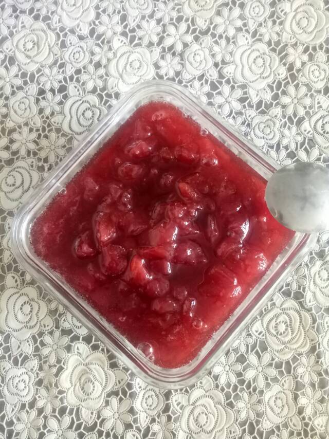 新鲜纯正的草莓果酱