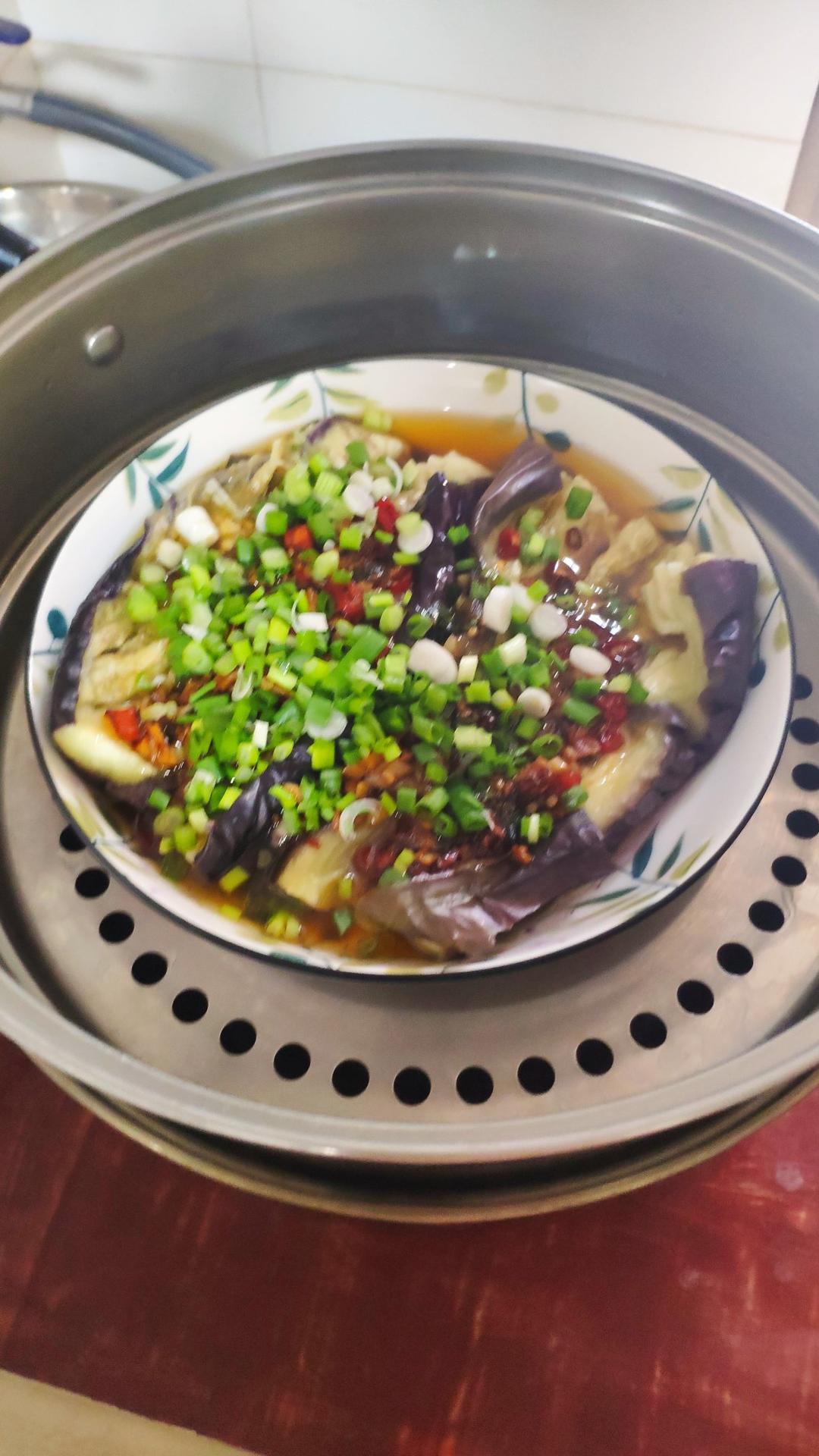 流氓爱烧饼做的超级下饭的飘香剁椒蒜蓉蒸茄子