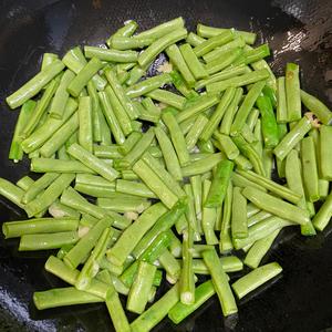 家常小炒四季豆，蔬菜就是要清爽鲜甜的做法 步骤5