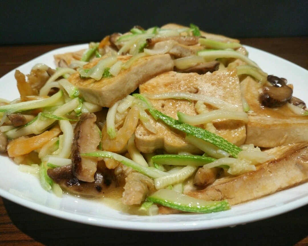 西葫芦花菇虾干烩豆腐的做法