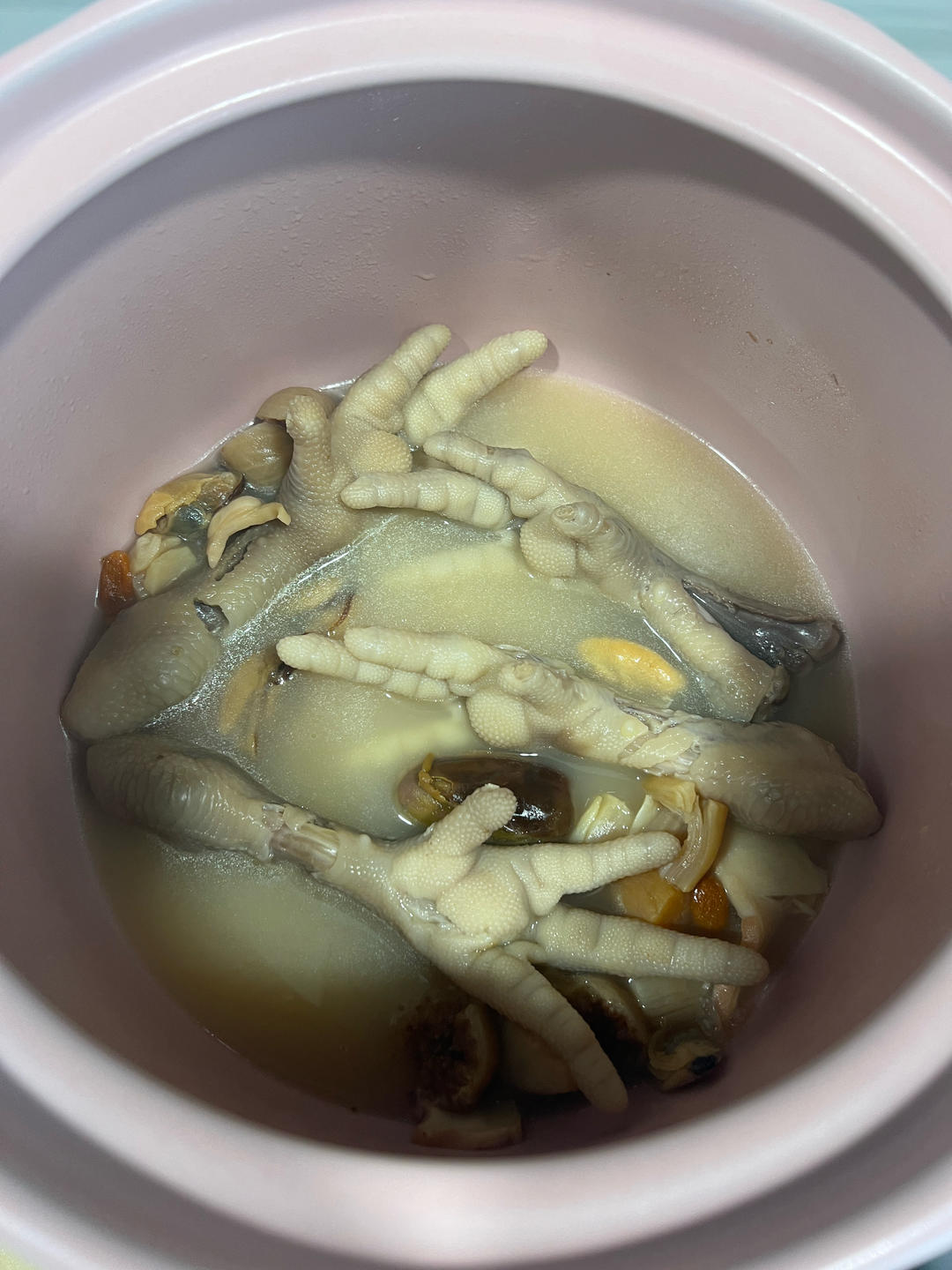 金蚝墨鱼煲鸡脚汤