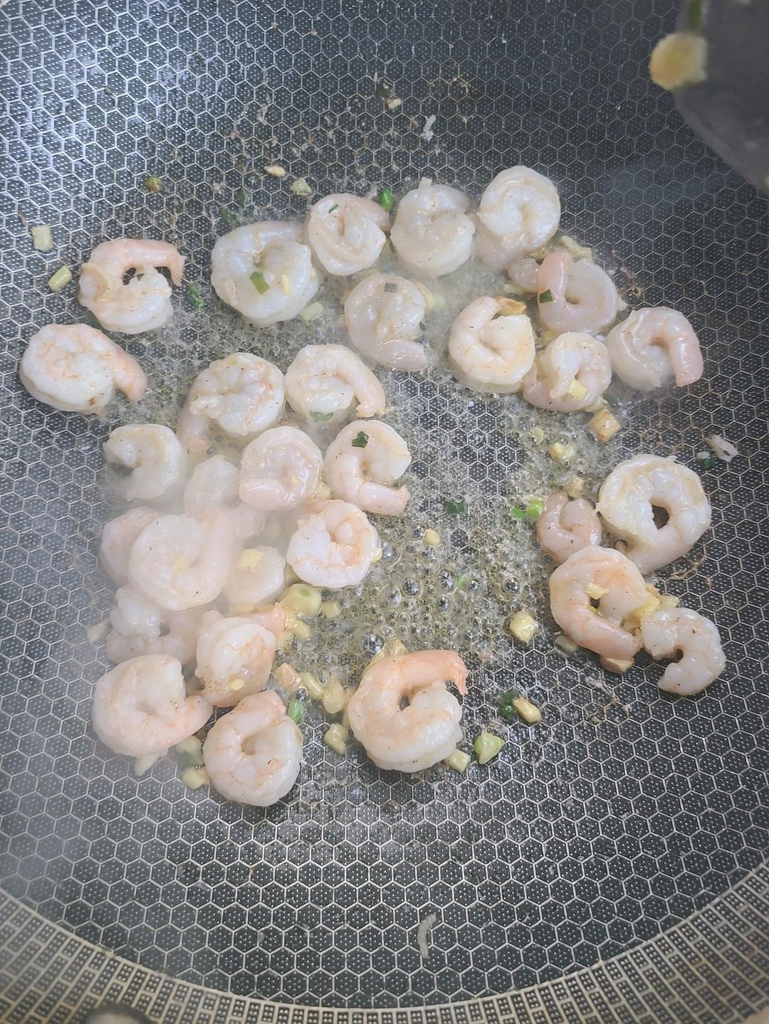青豆，胡萝卜，玉米炒虾仁。