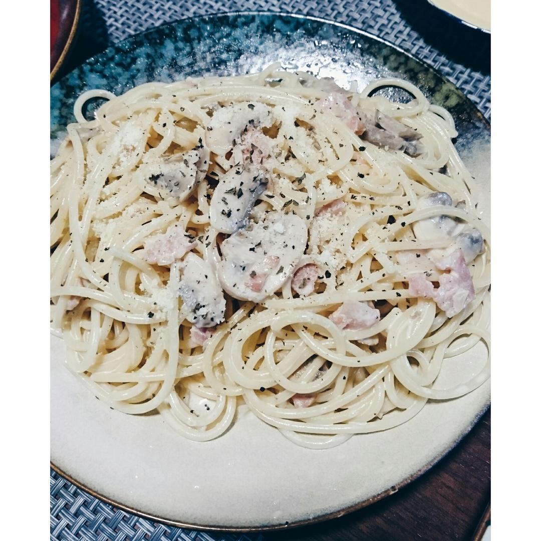 白蘑菇奶油培根意面