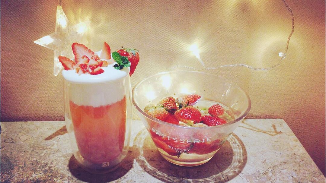 草莓海盐奶盖茶