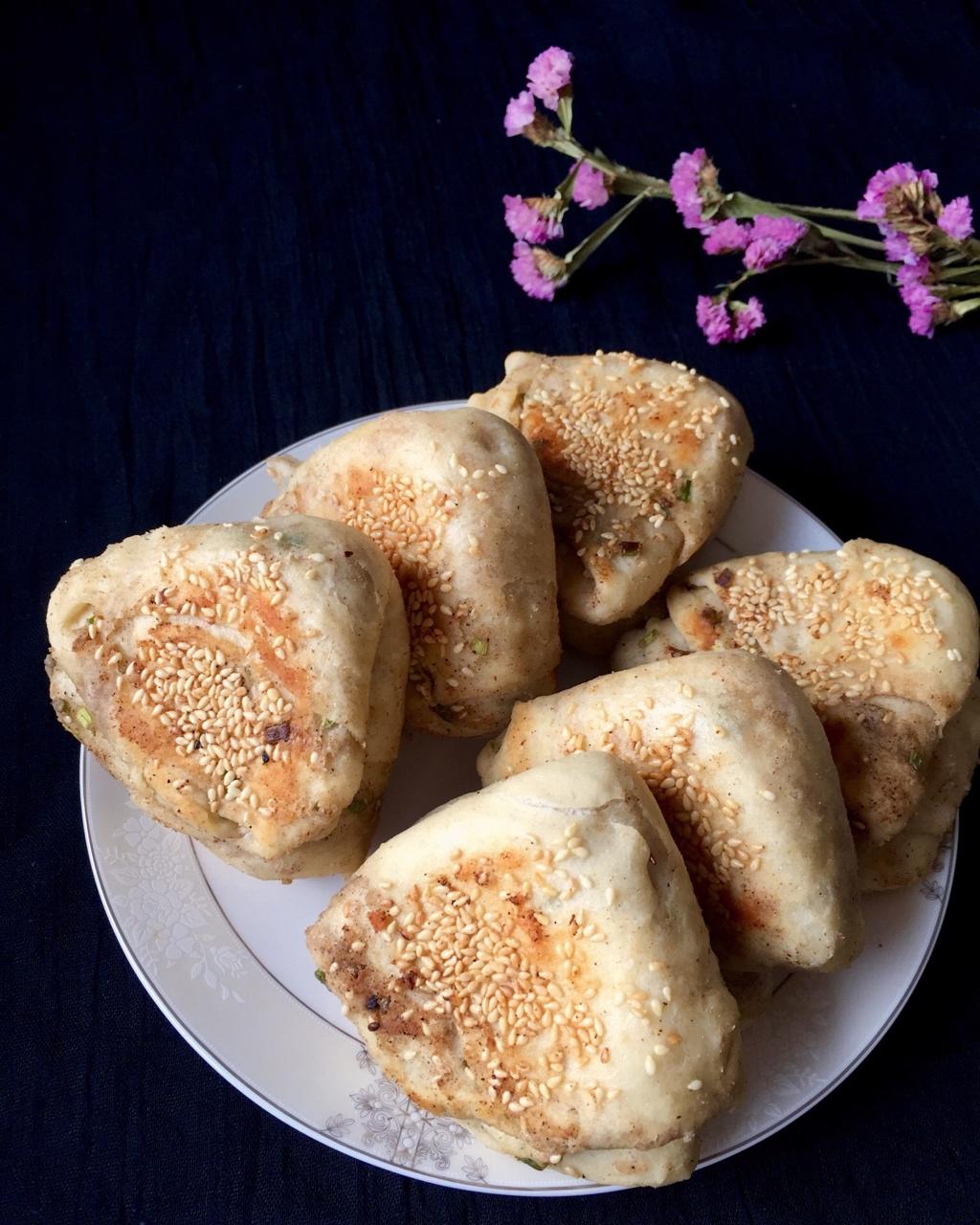 吃馨布改做的发面香葱三角饼