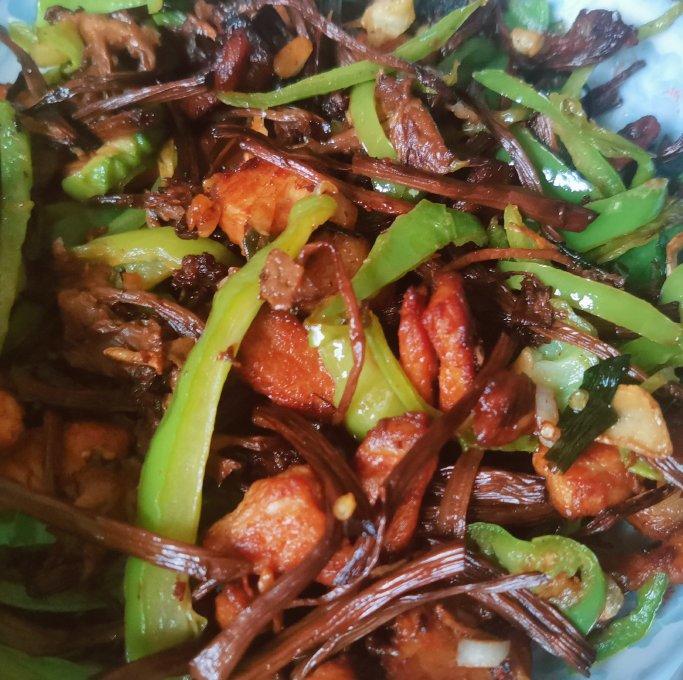 五花肉干锅茶树菇