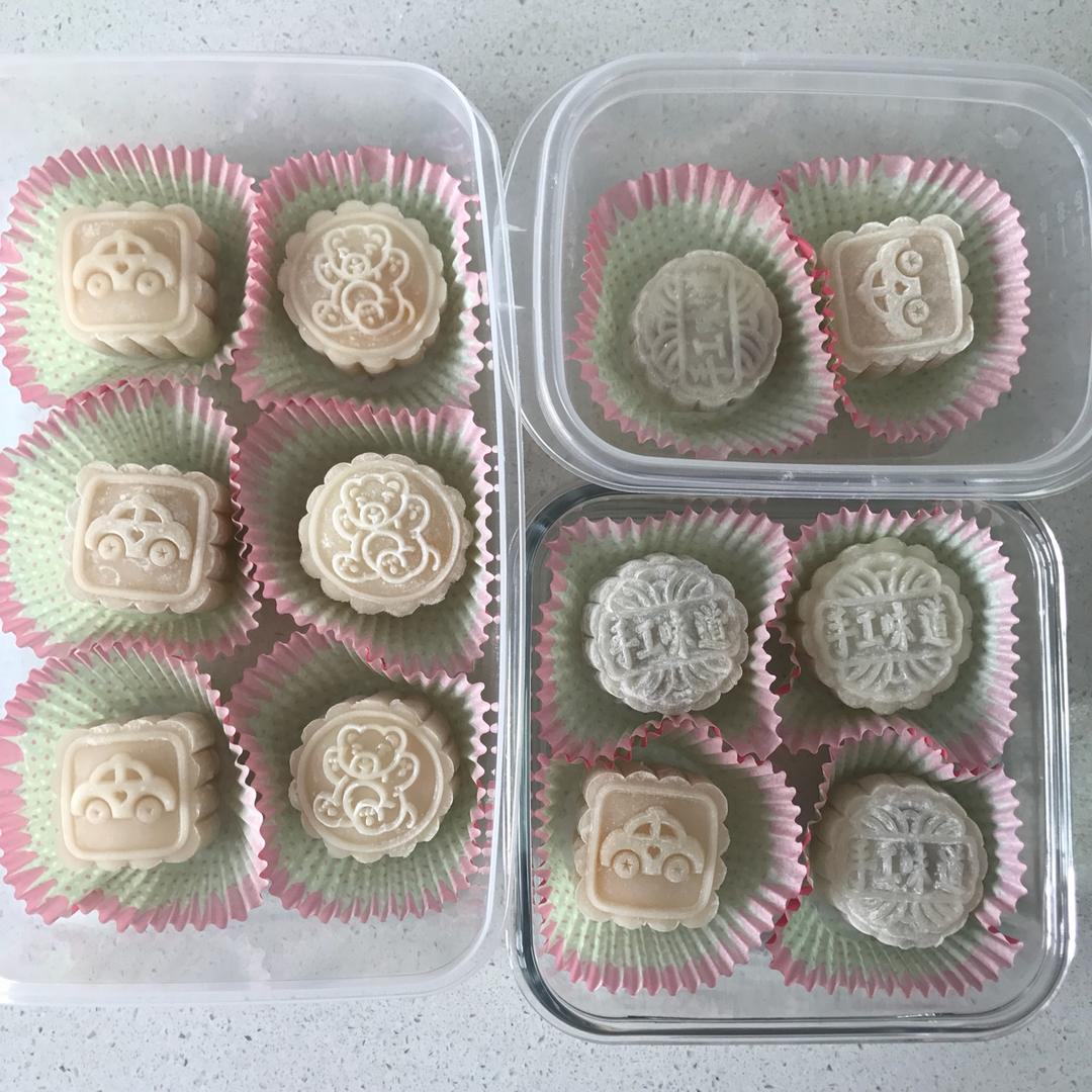 冰皮月饼（红肉火龙果汁颜色）