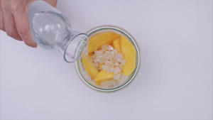 黄桃罐头｜美食台的做法 步骤2