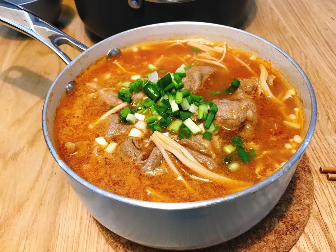 【金针菇番茄肥牛锅】