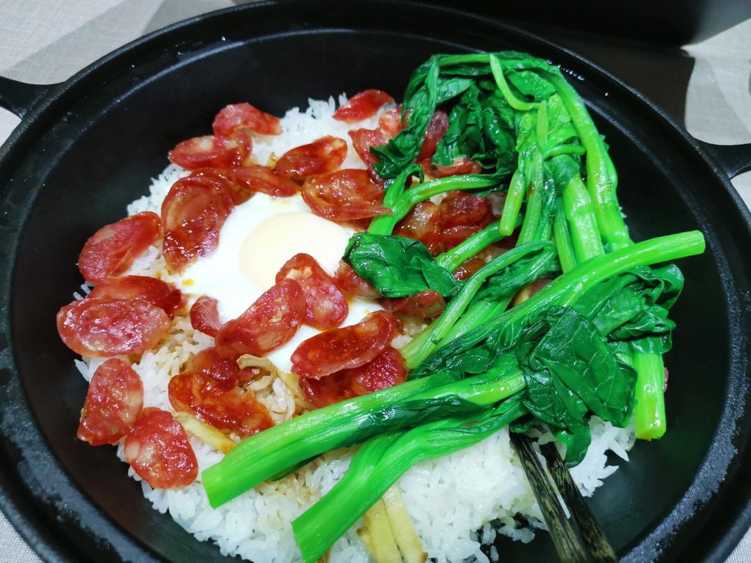 广式腊味煲仔饭