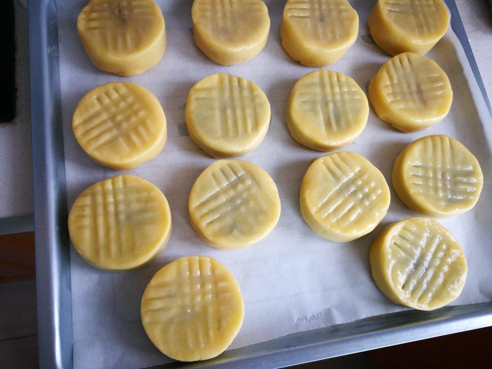 红莲蓉奶油皮月饼