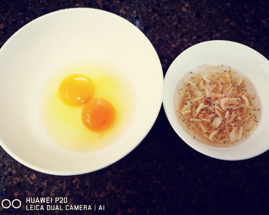营养虾皮蒸鸡蛋，电饭煲煮饭时蒸一大碗，不需要炖汤了的做法 步骤1