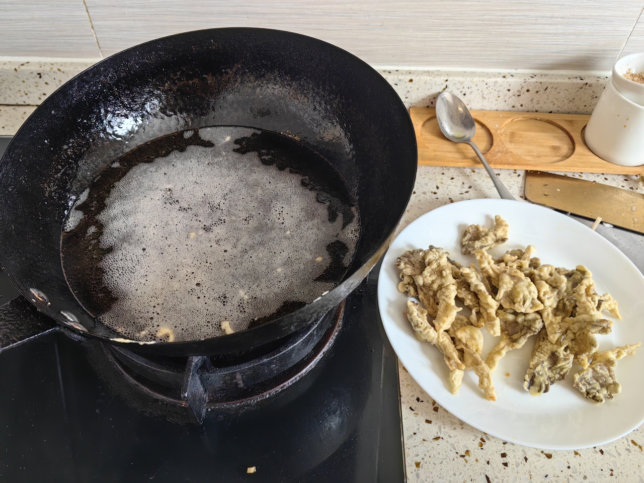 油炸香酥平菇的做法 步骤7