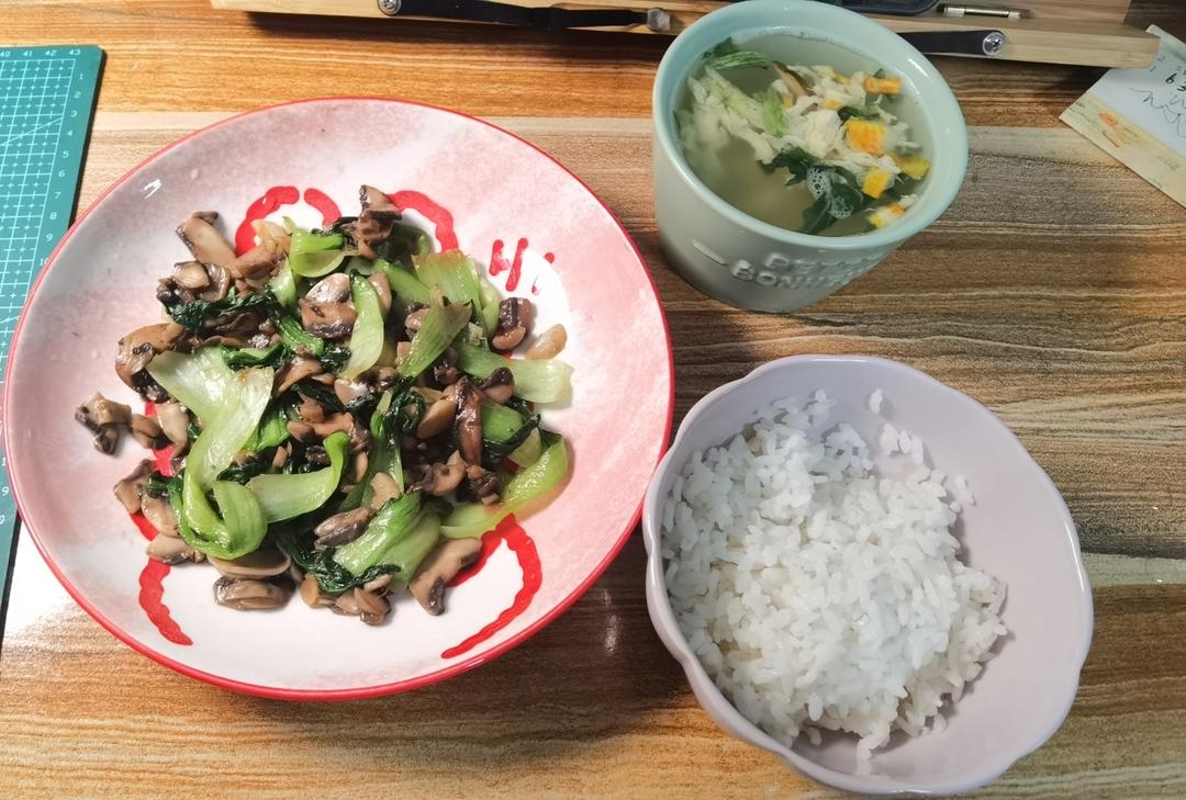 鲜美的口蘑炒青菜