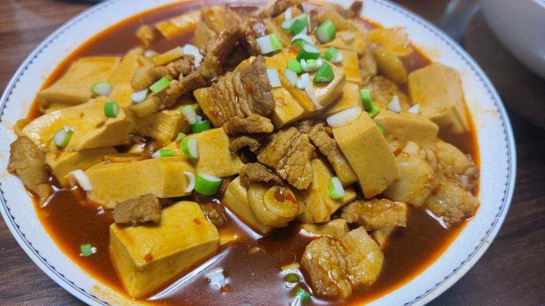 五花肉焖豆腐