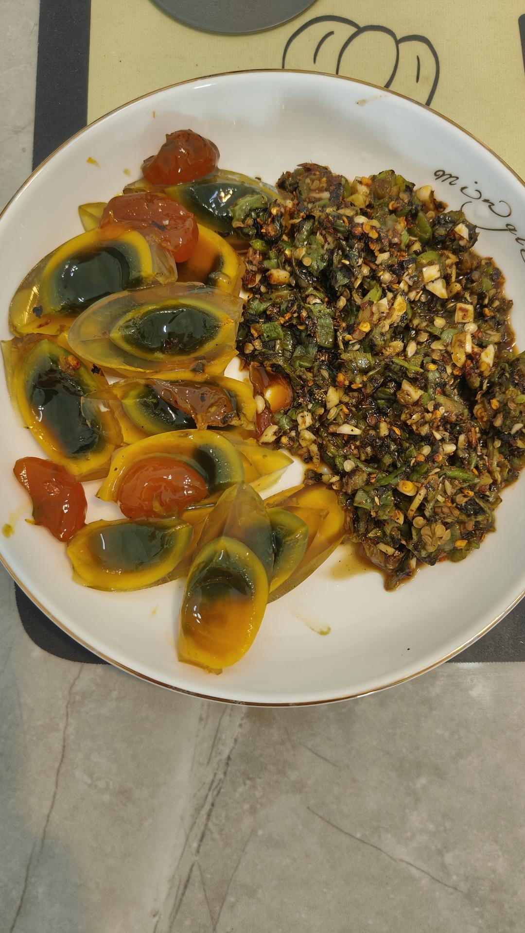 厨师长教你：“烧椒皮蛋”的家常做法，味道棒极了，先收藏起来