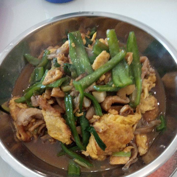 平菇青椒炒鸡蛋 好吃又营养的超快手家常菜