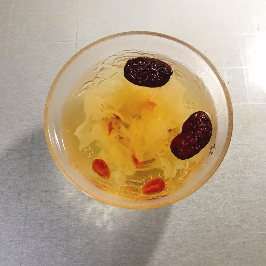 冰糖银耳红枣汤