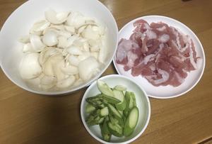 百合芦笋炒猪板筋肉的做法 步骤1