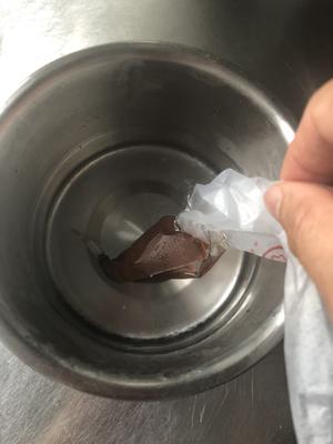 4寸黑巧克力沙皮狗慕斯的做法 步骤2